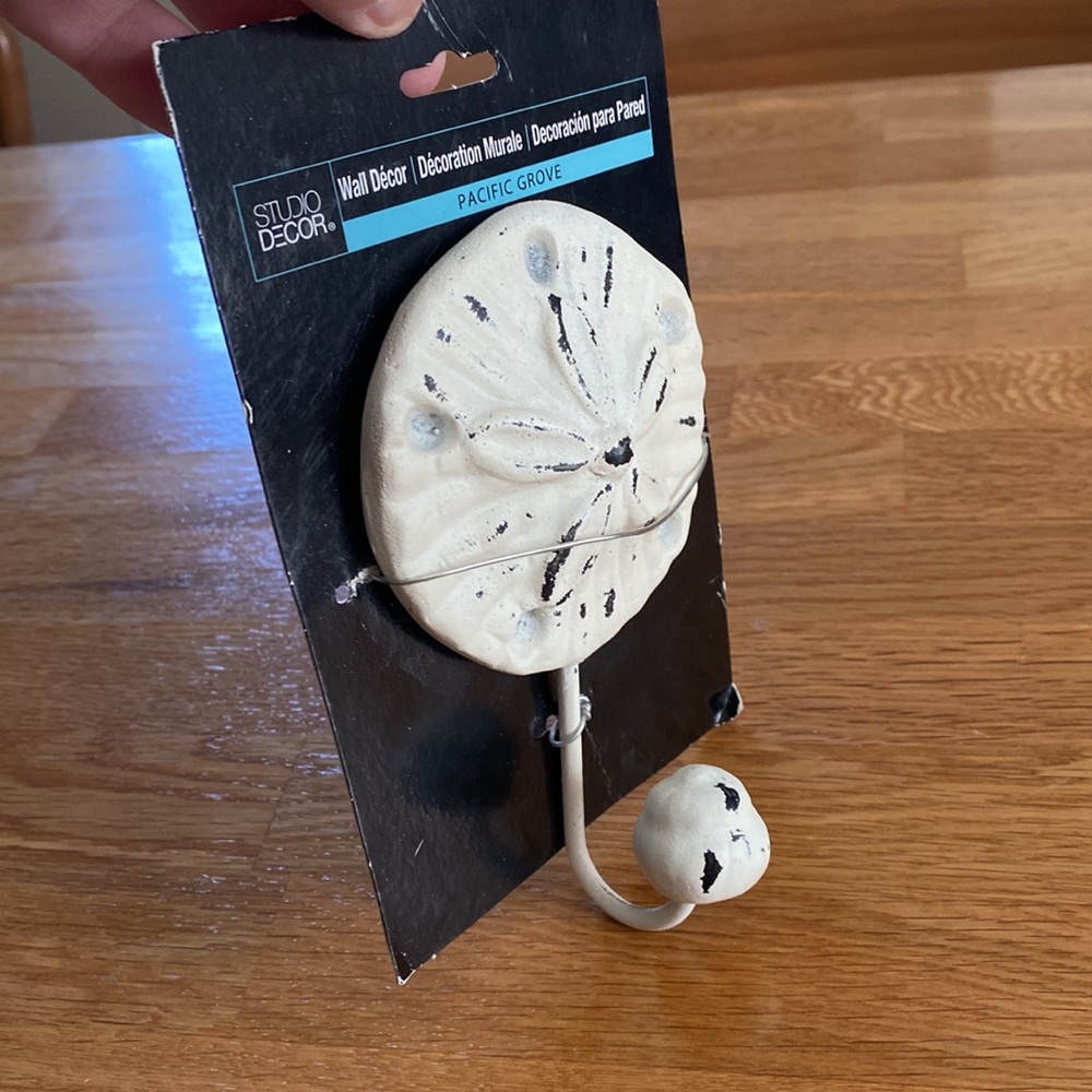 NWOT WALL HOOK - sand dollar design - Picture 3 of 3
